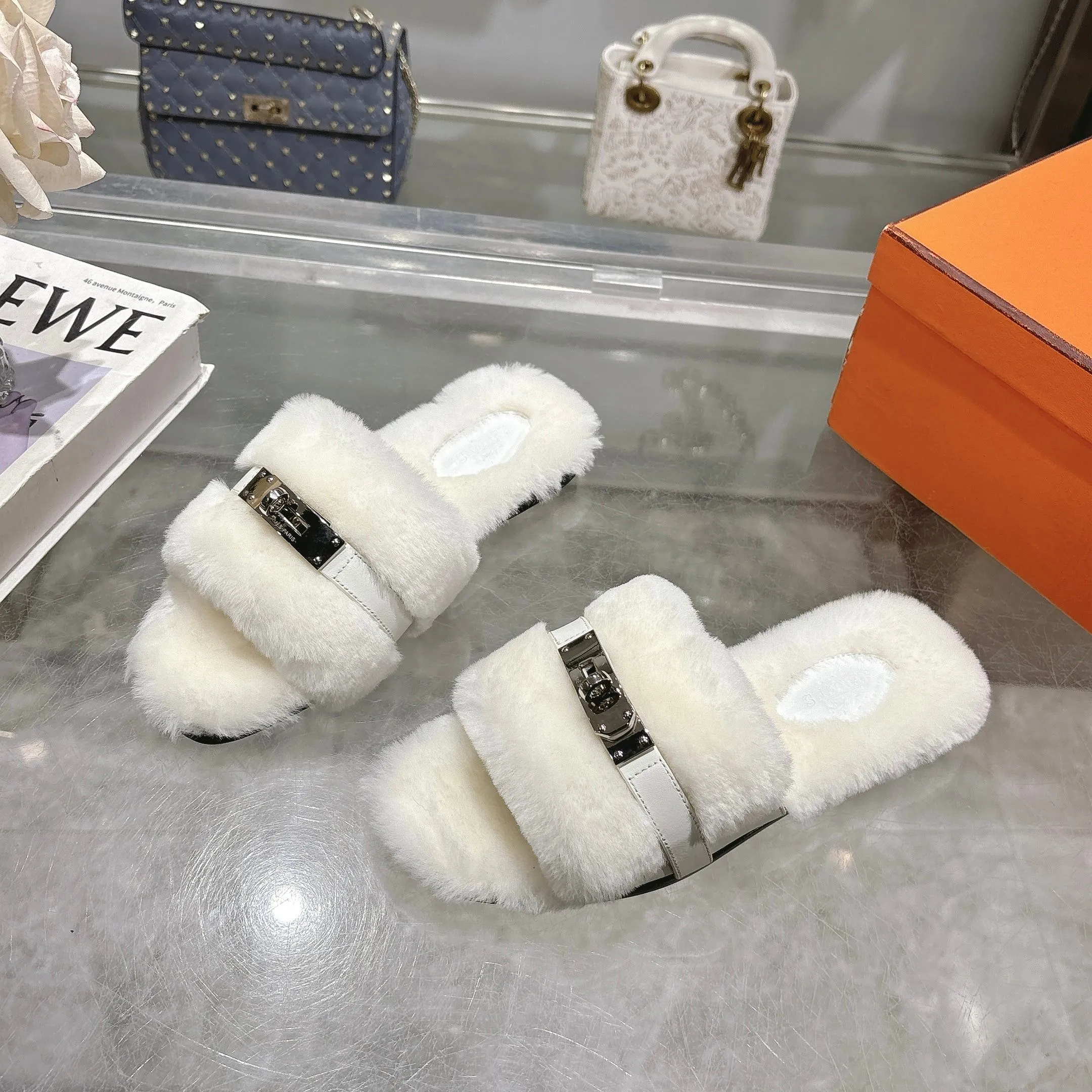 👟👟Ex-factory price 500👟👟 Purchasing agent level Hermes Hermès second uncle hair slippers are in stock all year round. 2025 new and new colors official website, Xiaohongshu synchronizes the latest color matching Hermès hot models are hot online, upgraded workmanship, high quality! Fashionable small wool H-trailers, autumn and winter style flat-soled wool mop, can be customized without standard, non-refundable and non-exchangeable. Fabric: Imported lamb's roll real wool. Lining: Imported lamb's roll real wool. Outsole: Genuine leather outsole. Size: 35-43, [Note: 41, 42, 43 customized]